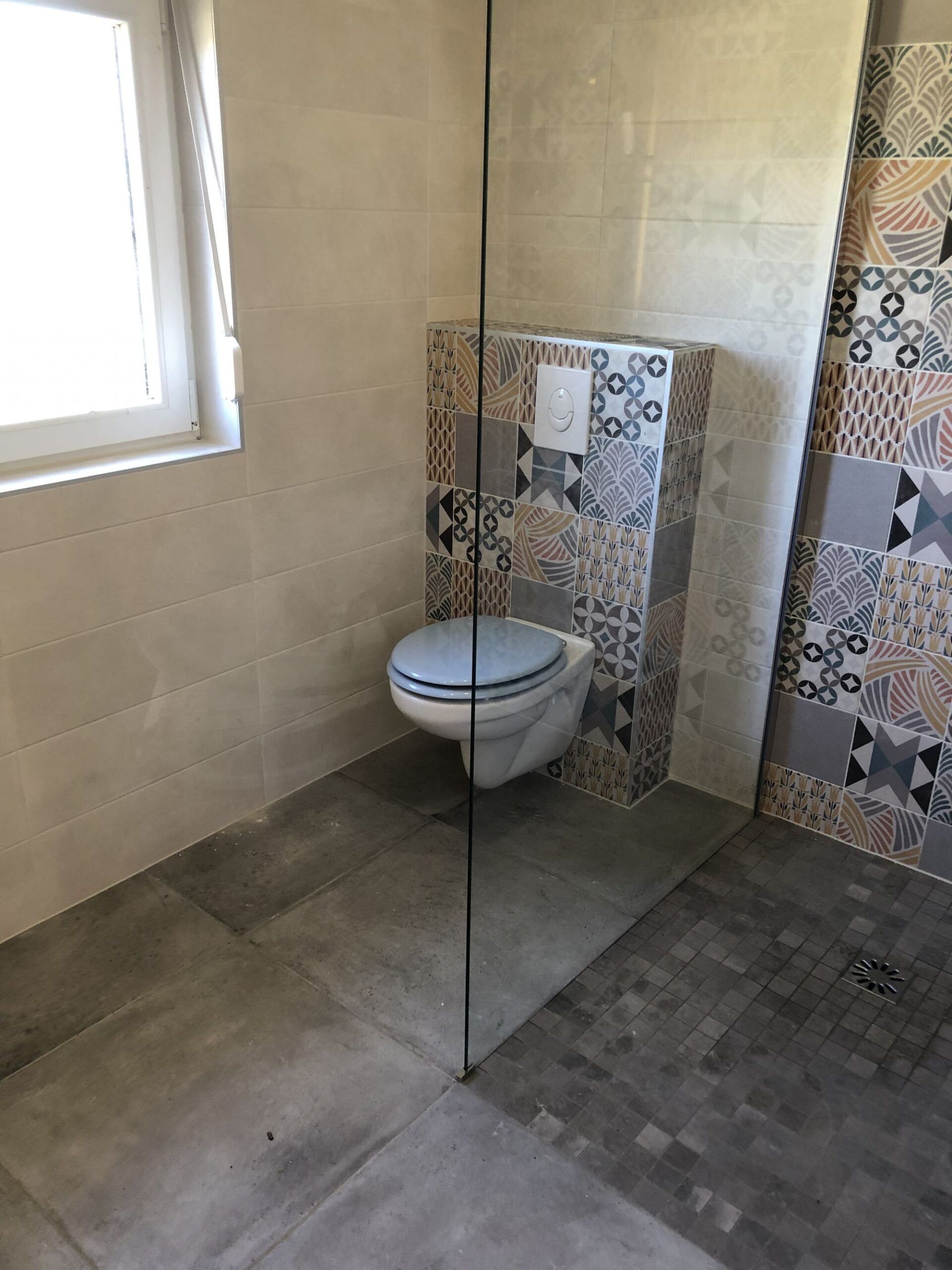 4 astuces pour optimiser l’espace dans une salle de bain avec toilettes intégrées Saint-Louis
