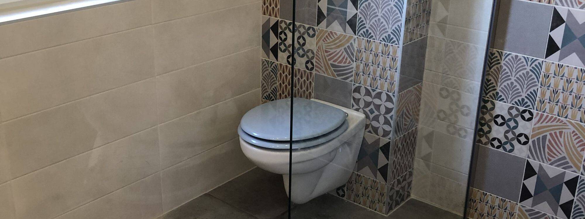4 astuces pour optimiser l’espace dans une salle de bain avec toilettes intégrées Saint-Louis